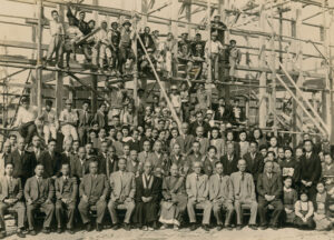 Para karyawan dan pekerja di salah satu perusahaan tertua di dunia, Kongo Gumi asal Jepang
